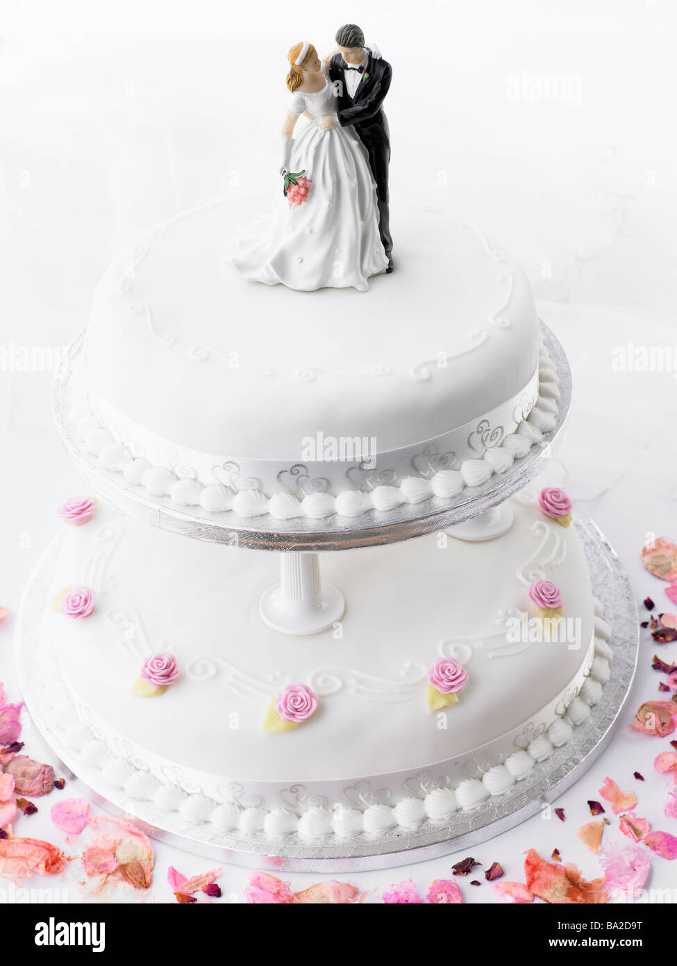 Torta di Nozze con la sposa e lo Sposo figurine Foto Stock