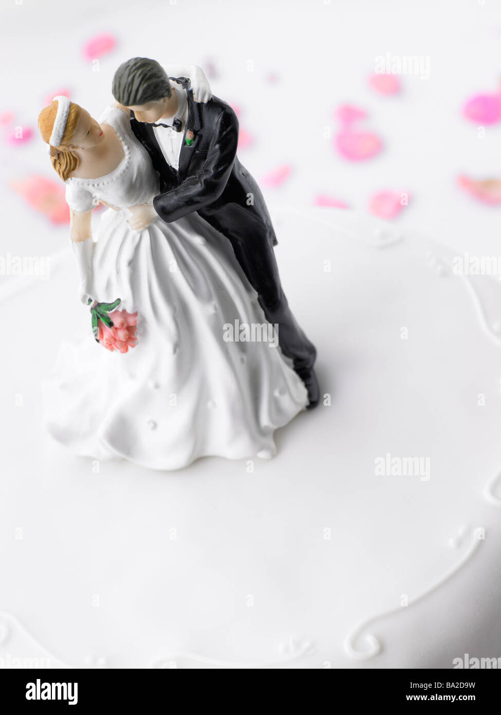 Torta di Nozze con la sposa e lo Sposo figurine Foto Stock