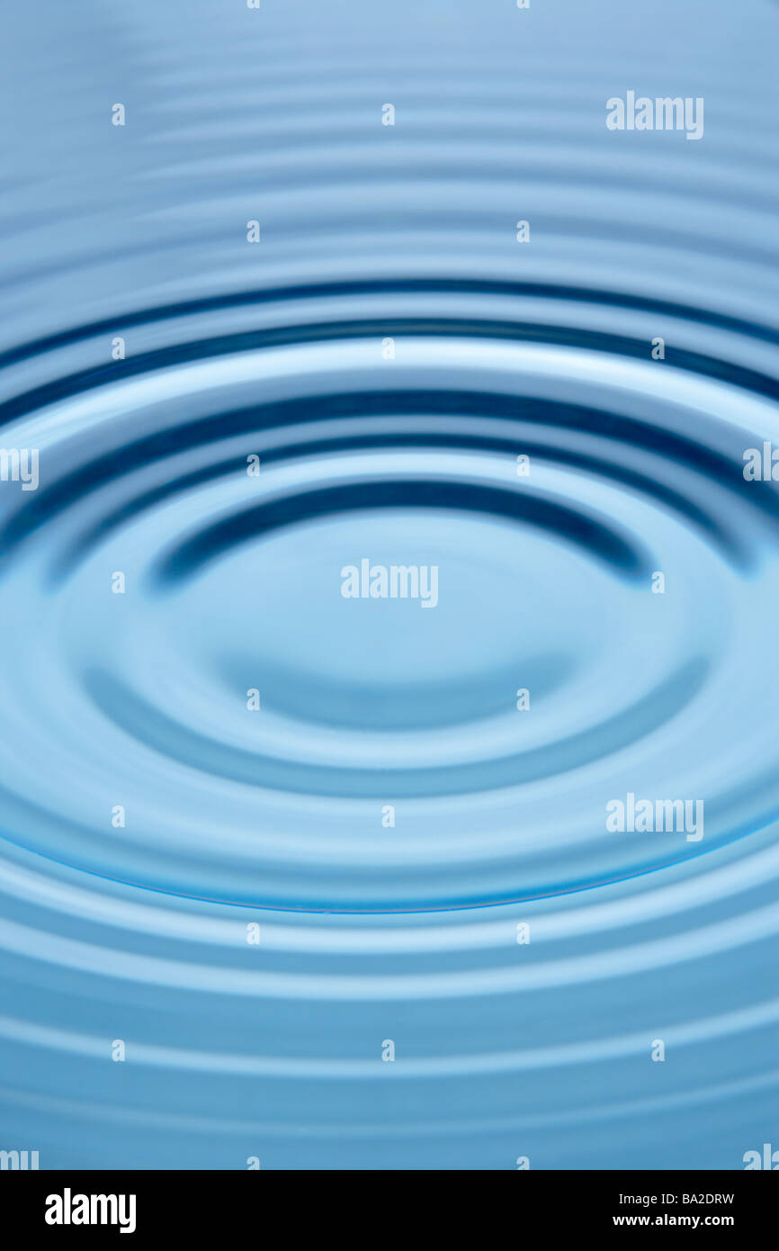 Cerchi concentrici che formano ancora in acqua Foto Stock