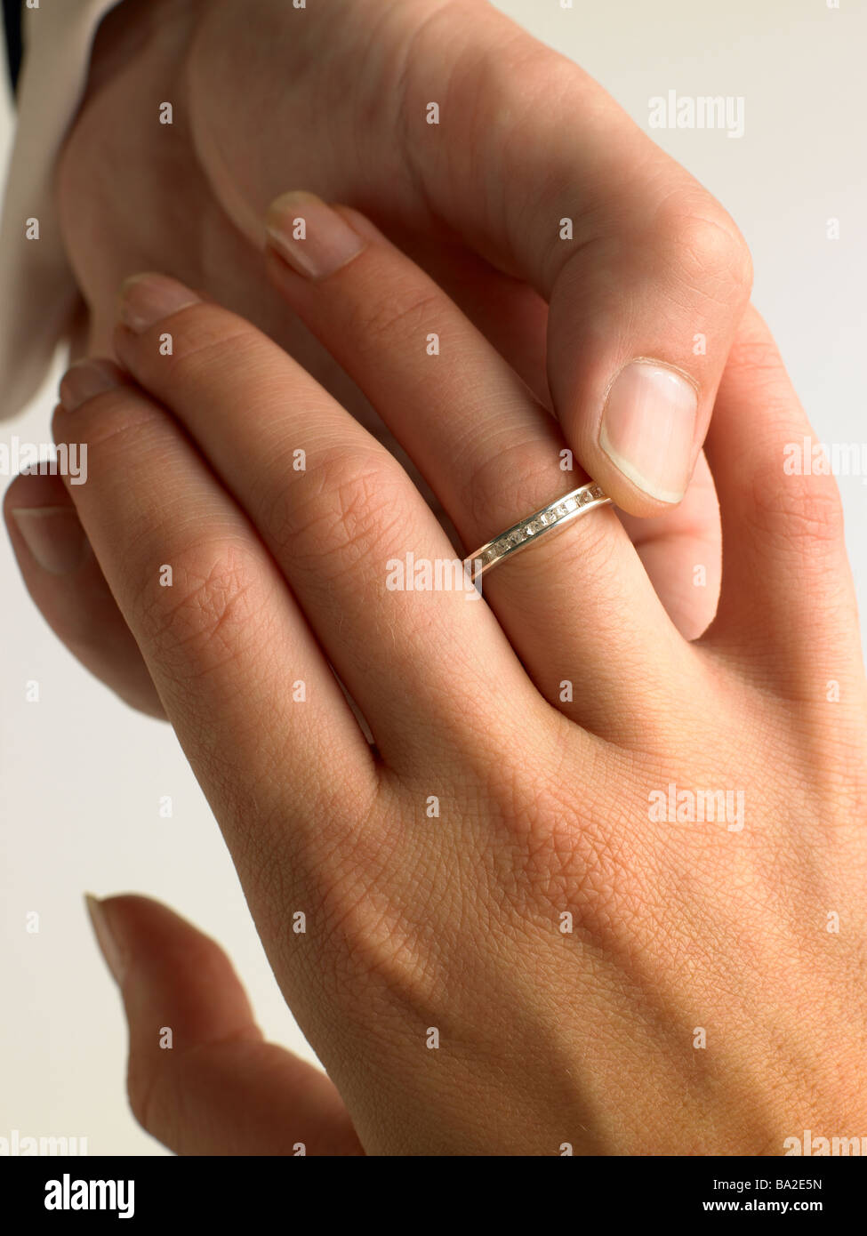 Uomo di mettere l'anello diamante sulla donna del dito Foto stock - Alamy