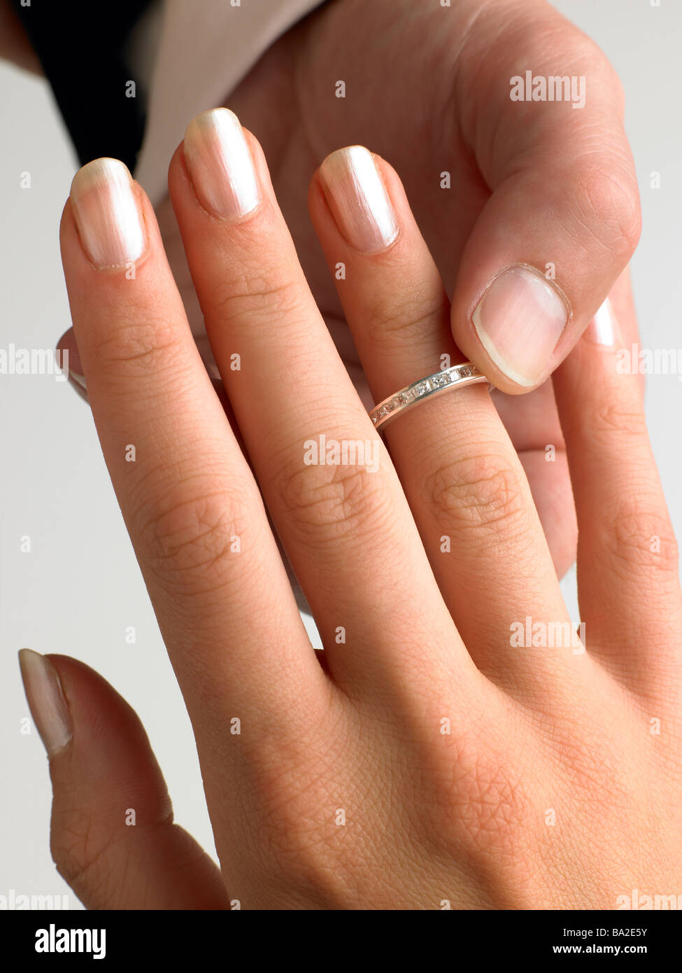 Uomo di mettere l'anello diamante sulla donna del dito Foto Stock