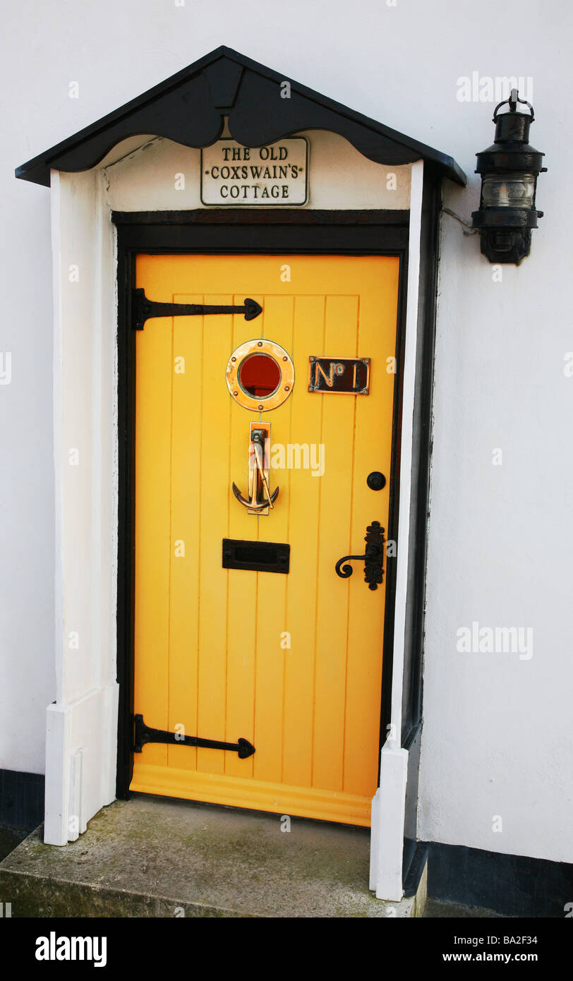 Il vecchio Coxswains cottage vicino a Weymouth scialuppa di salvataggio dalla stazione di Nola Parade sull'Harbourside Foto Stock