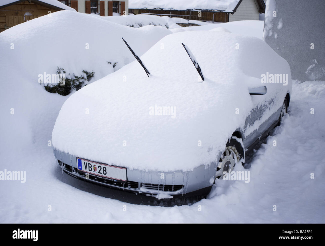 Parcheggio Parcheggio posto auto ottenuto nevicato in inverni segna si prega di irriconoscibile non Stellplatz veicolo parcheggi privati Foto Stock