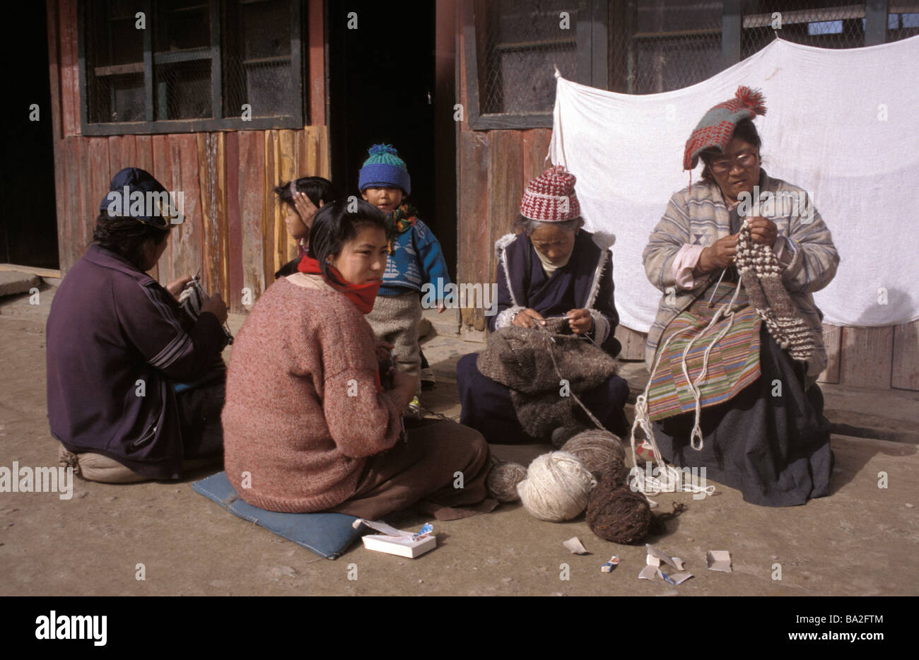 Il Nepal, Patan campo profughi tibetano, donne tessitura Foto Stock