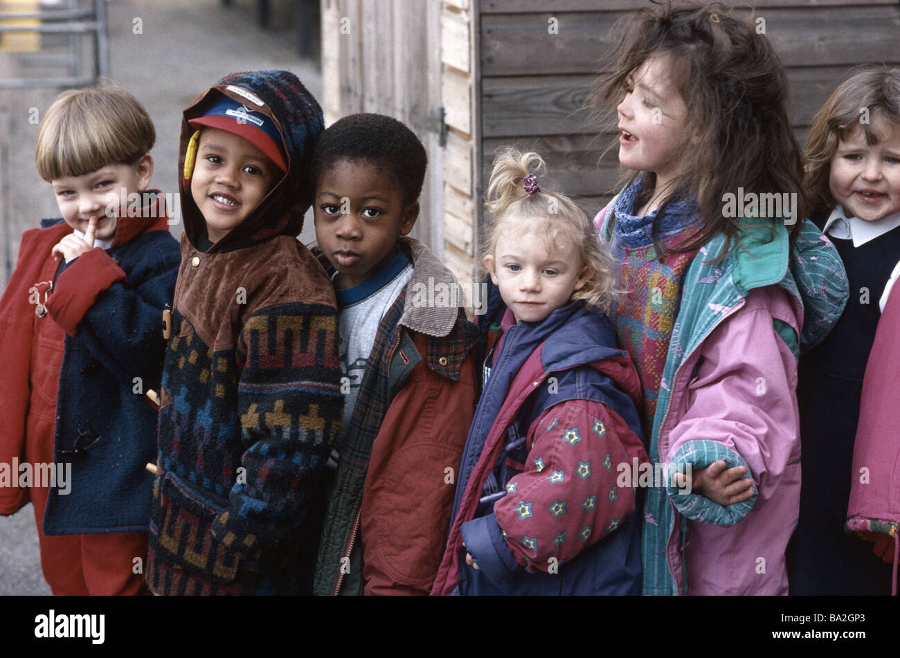 Gruppo bambini della scuola materna nel parco giochi Foto Stock