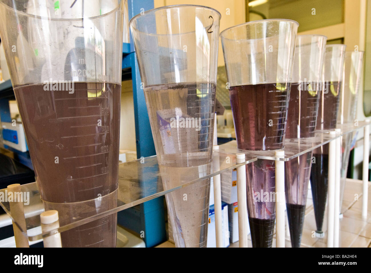 Analisi di laboratorio di acqua acqua impianto di depurazione azionati da Olgiate Olona Varese Sogiva ambiente spa Foto Stock