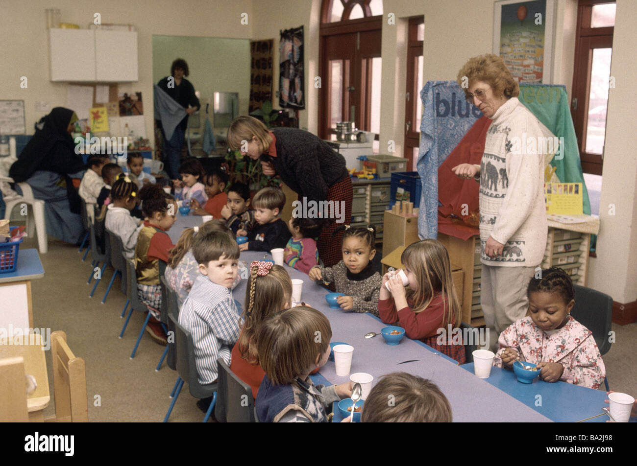 Bambini della scuola materna di mangiare il pranzo in classe Foto Stock
