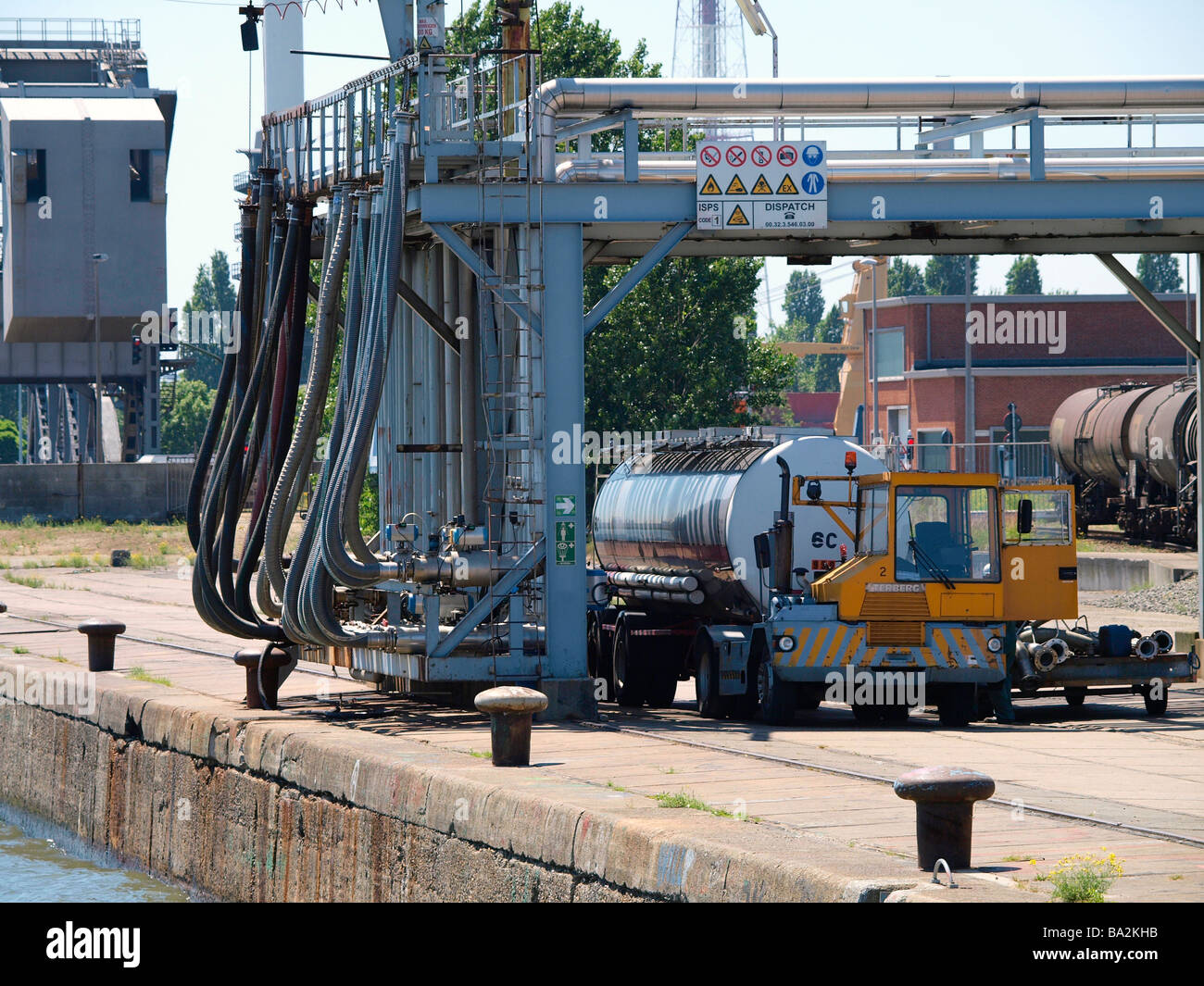 Quay con olio combustibile carico scarico impianto portuale di Anversa Belgio Fiandre Foto Stock