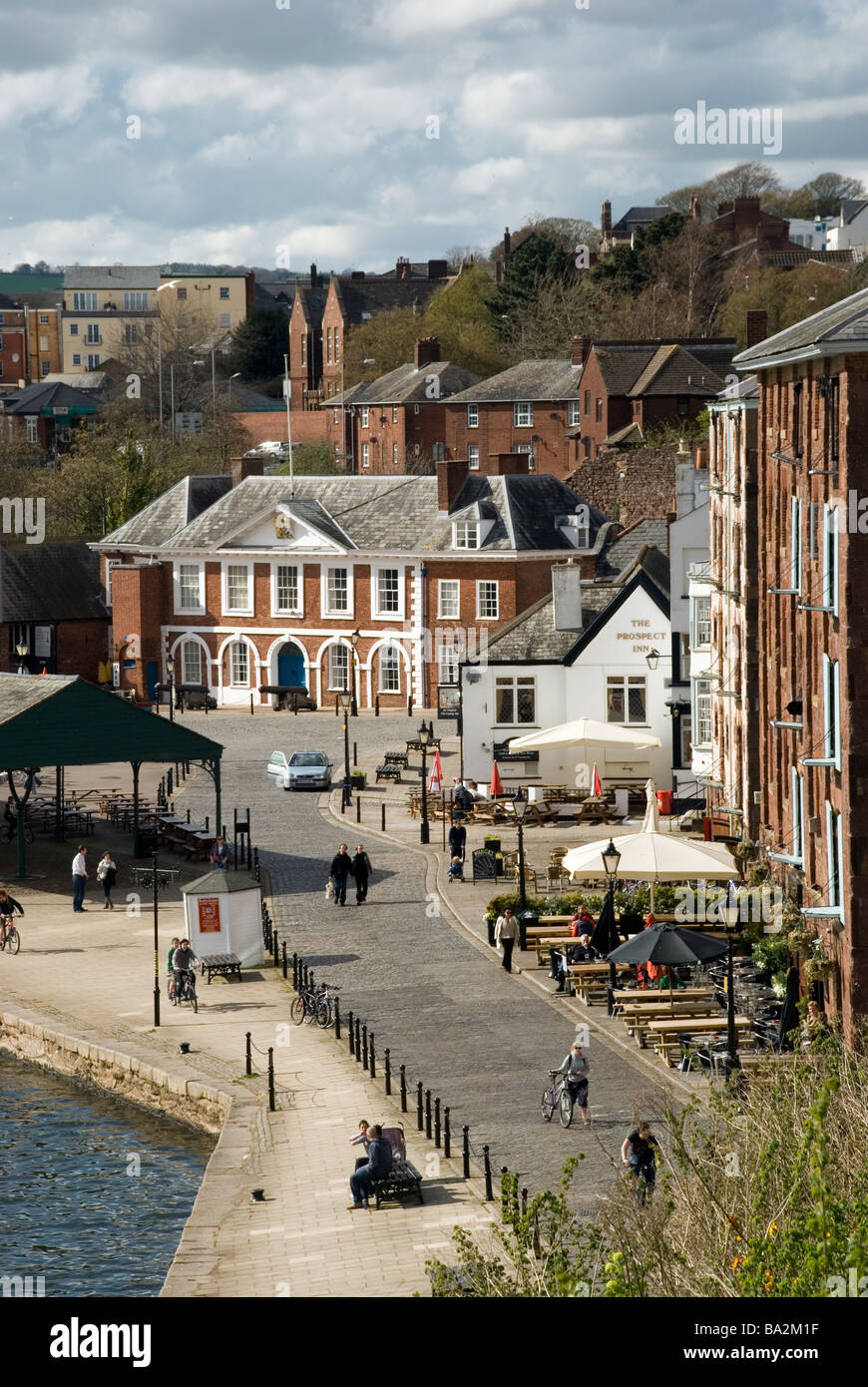 Quay area di Exeter con prospettiva inn e Custom House,banca, barca, bridge, chiesa, devon, exe, Exeter, pesca, Porto, casa, Foto Stock