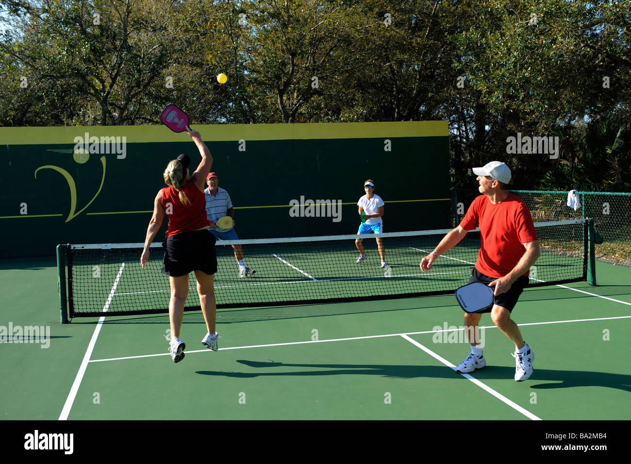 Gli anziani competono nel gioco di Pickleball nelle Olimpiadi dello stato maggiore a Napoli Florida Foto Stock