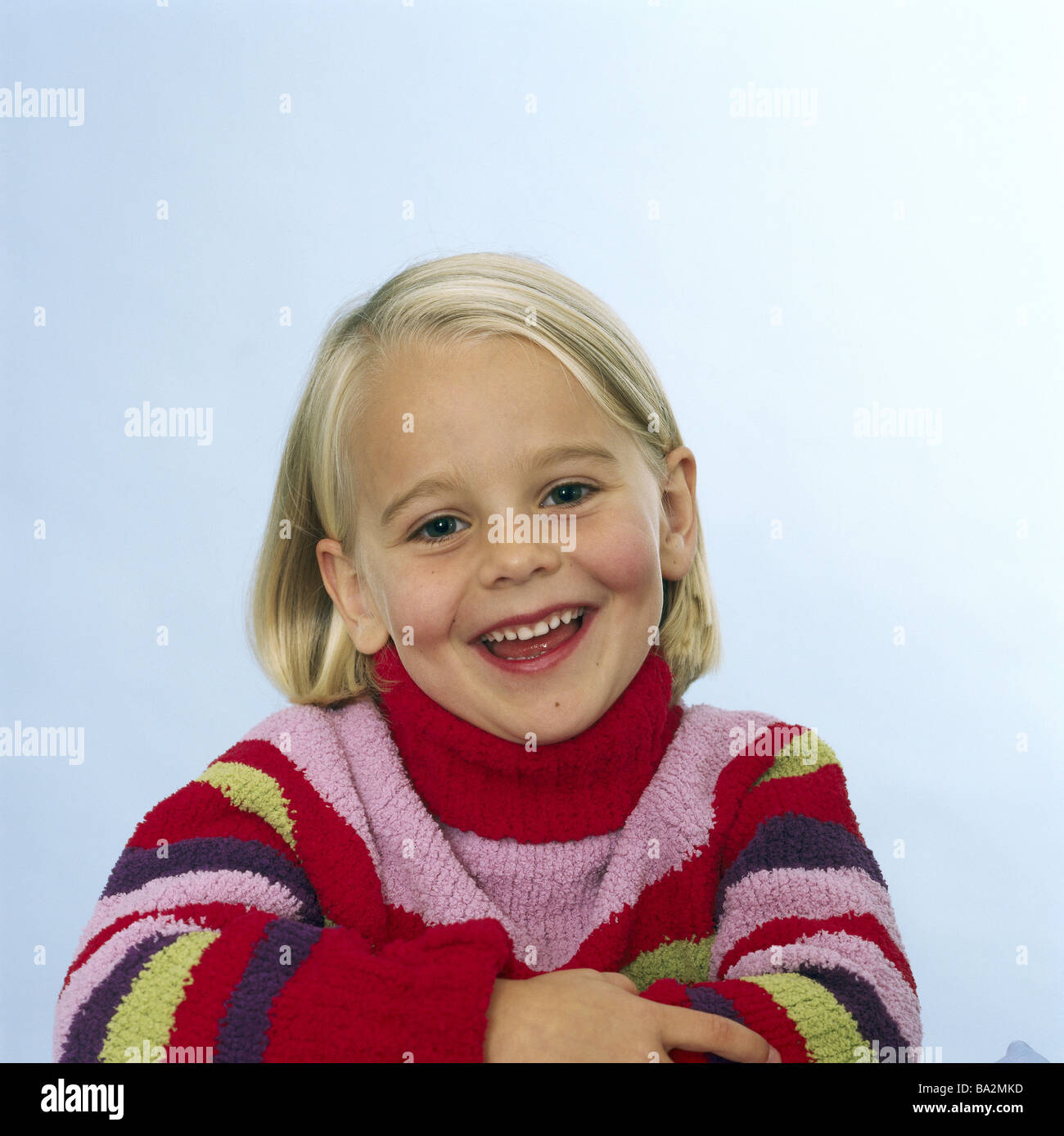 Ragazze allegramente sorriso ritratto persone serie bambino-ritratto i bambini fino a 6 anni da 5 a 7 anni lo sguardo bionda fotocamera malioni con collo alto scorrazzava Foto Stock