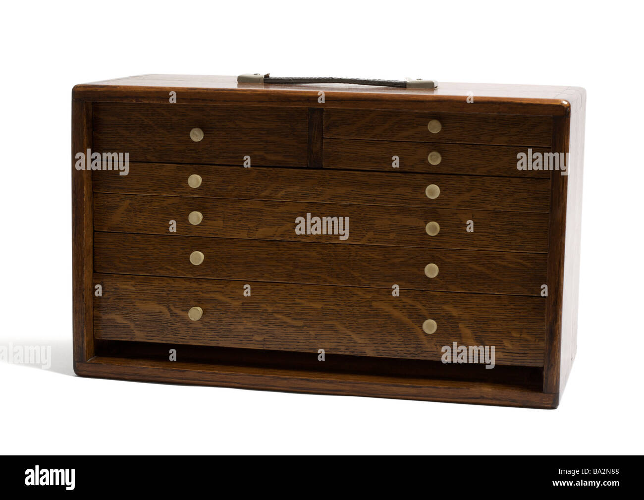 Scatola di legno con cassetti su sfondo bianco Foto stock - Alamy