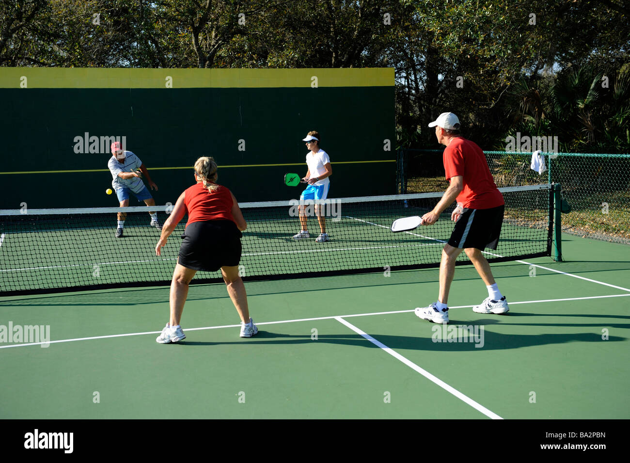 I cittadini anziani competere nel gioco di Pickleball nella Senior Olimpiadi dello stato vicino a Napoli Florida Foto Stock
