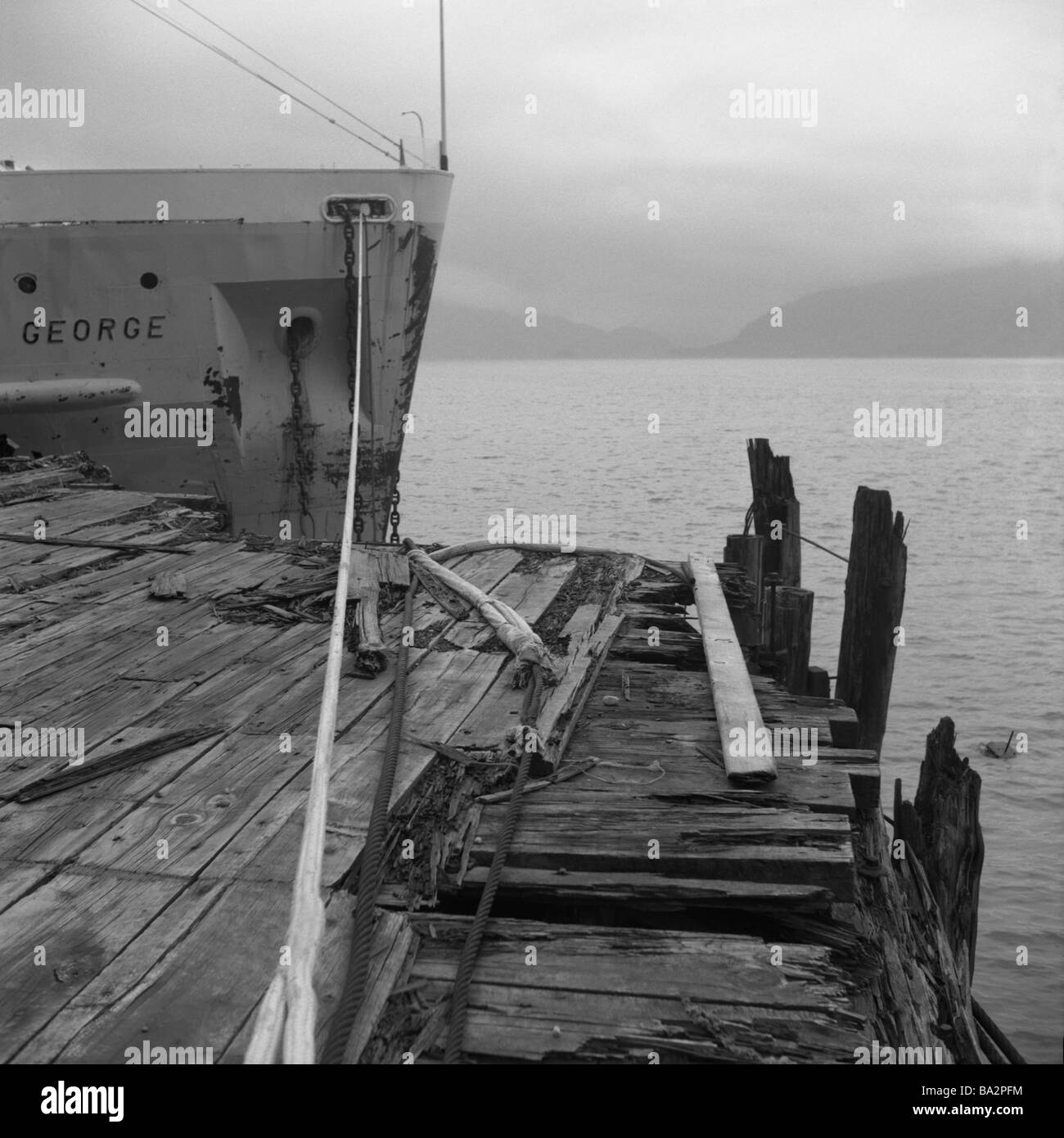 Pier nave dettaglio s/w industria economia navigazione spedizione 'George' relitto di rottami metallici rugiada biancheria approdo Harbour Bridge Foto Stock