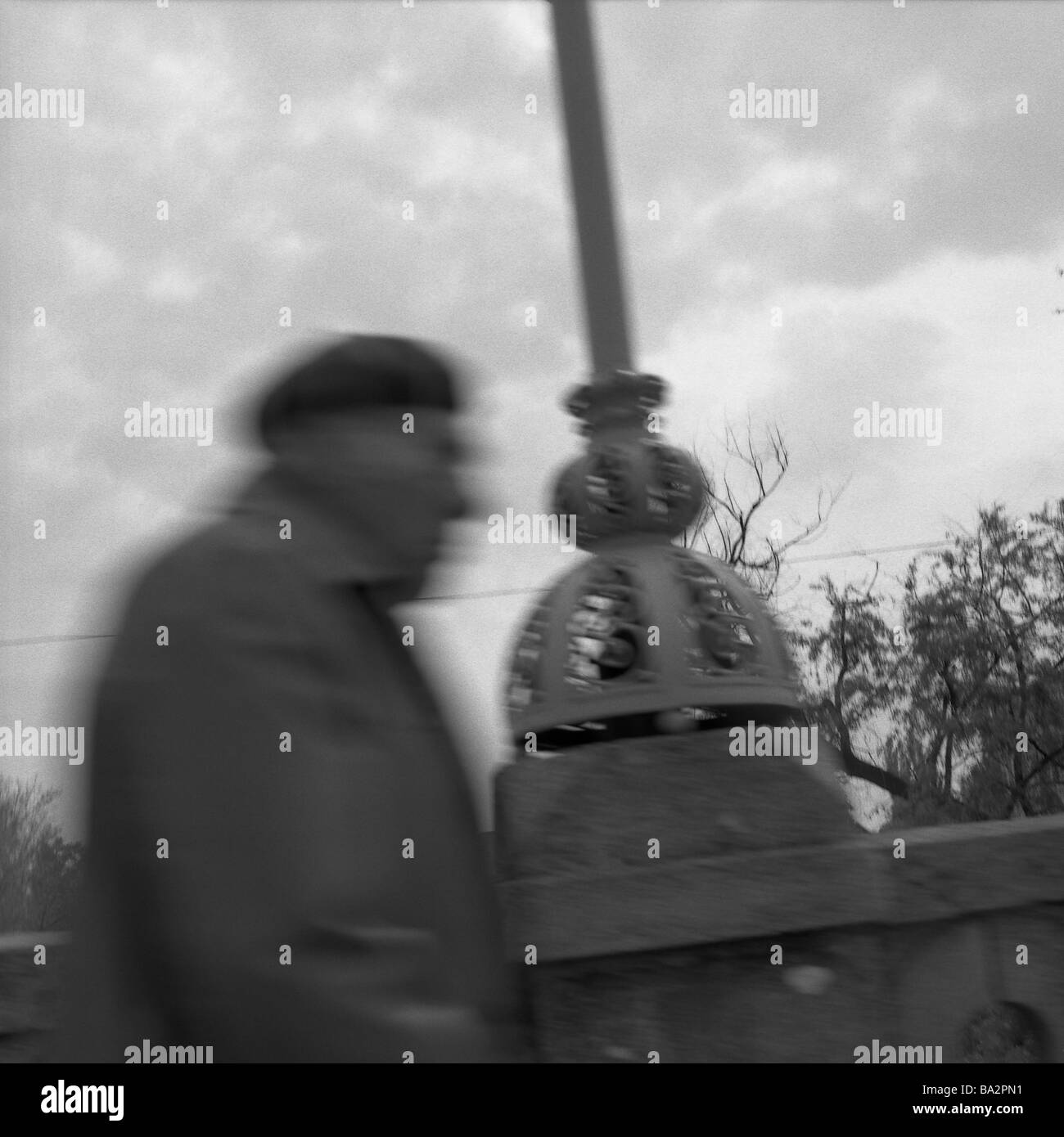 Va senior beret cappotto lanterna profilo montante di dettaglio s/w modelli non rilasciare le persone uomo passer-da pedoni seriamente cieli Foto Stock