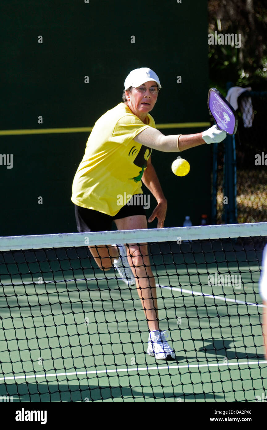 I cittadini anziani competere nel gioco di Pickleball nella Senior Olimpiadi dello stato vicino a Napoli Florida Foto Stock