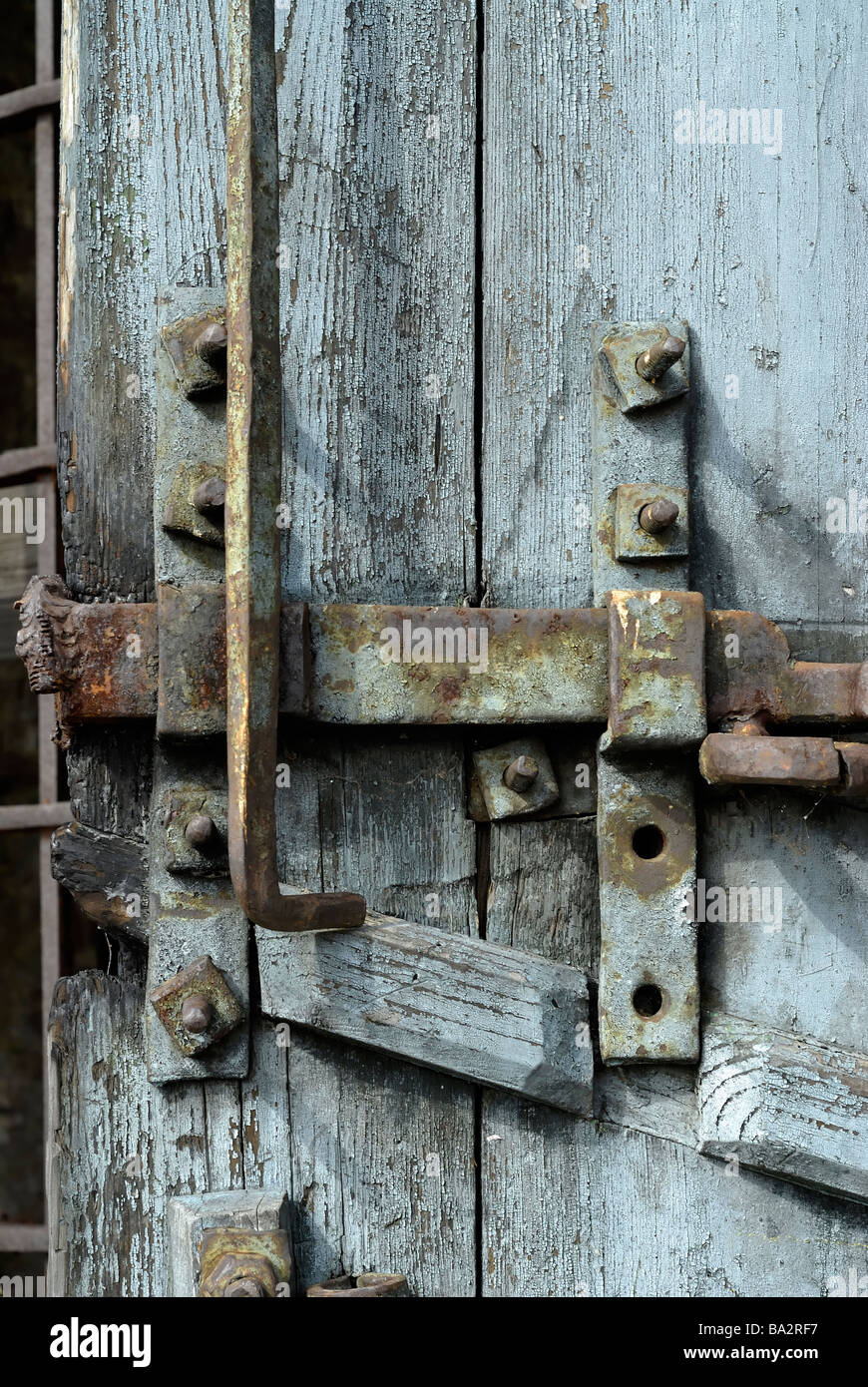 Bloccare sulla vecchia chiesa distrutta porta Foto Stock
