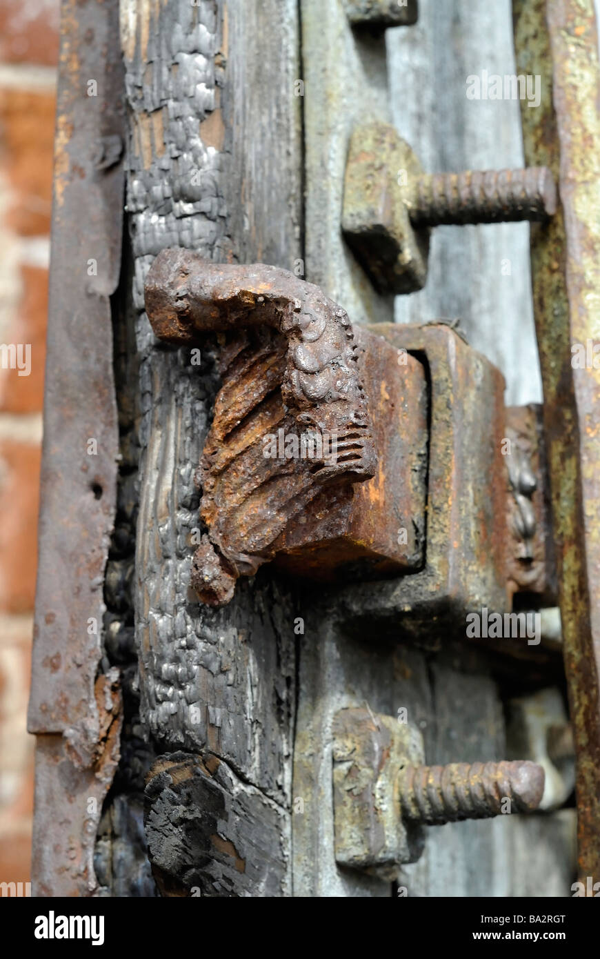 Bloccare sulla vecchia chiesa distrutta porta Foto Stock