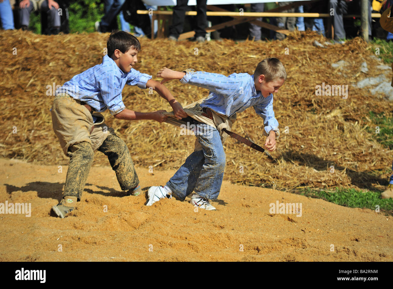 Due bambini impegnati in un bout svizzere di wrestling Lutte) Foto Stock