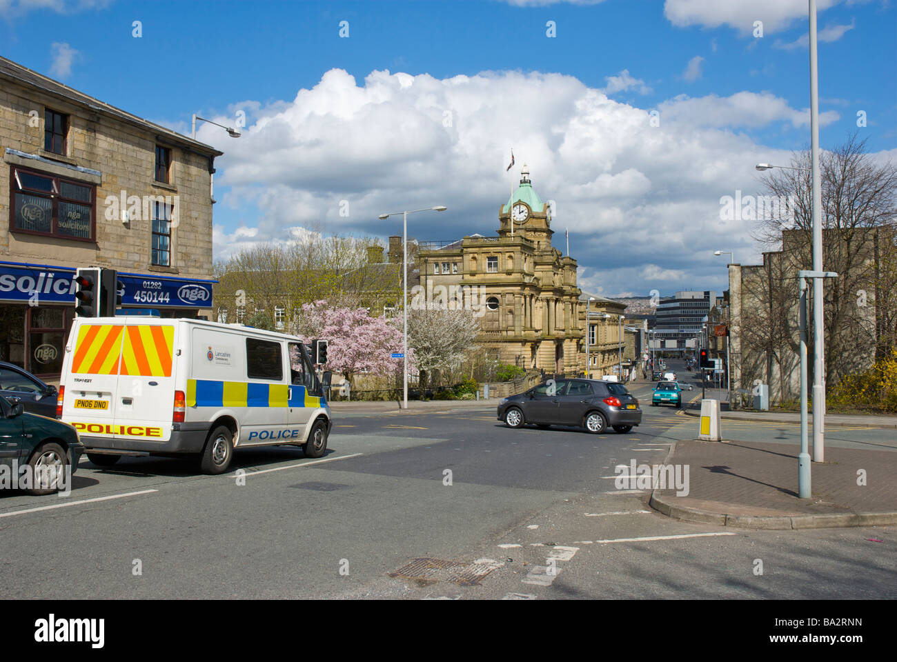 La polizia van avvicinando il Municipio di Manchester Road, Burnley, Lancashire, Inghilterra, Regno Unito Foto Stock