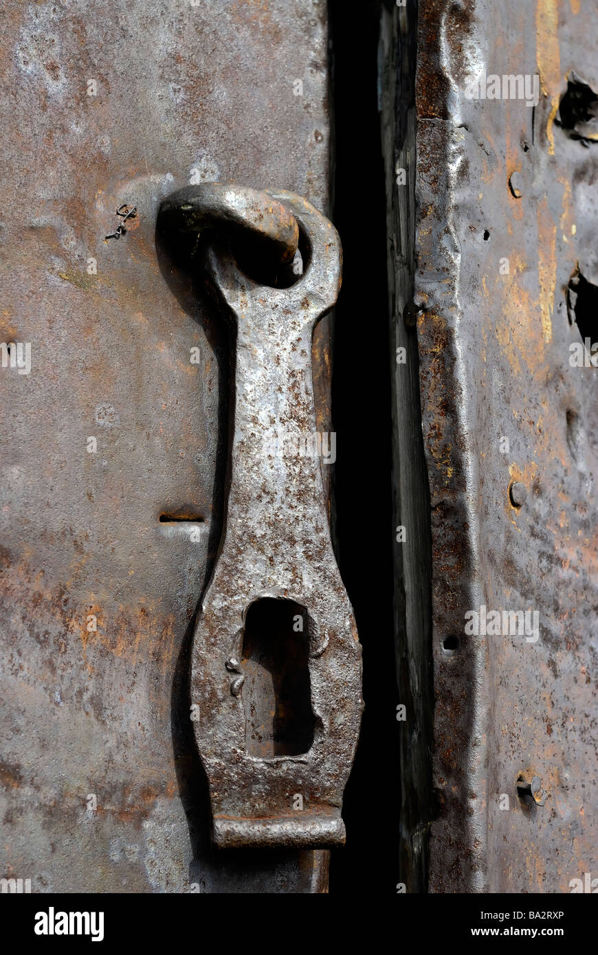 Vecchio di ferro arrugginito lock sul russo distrutta chiesa di campagna Foto Stock