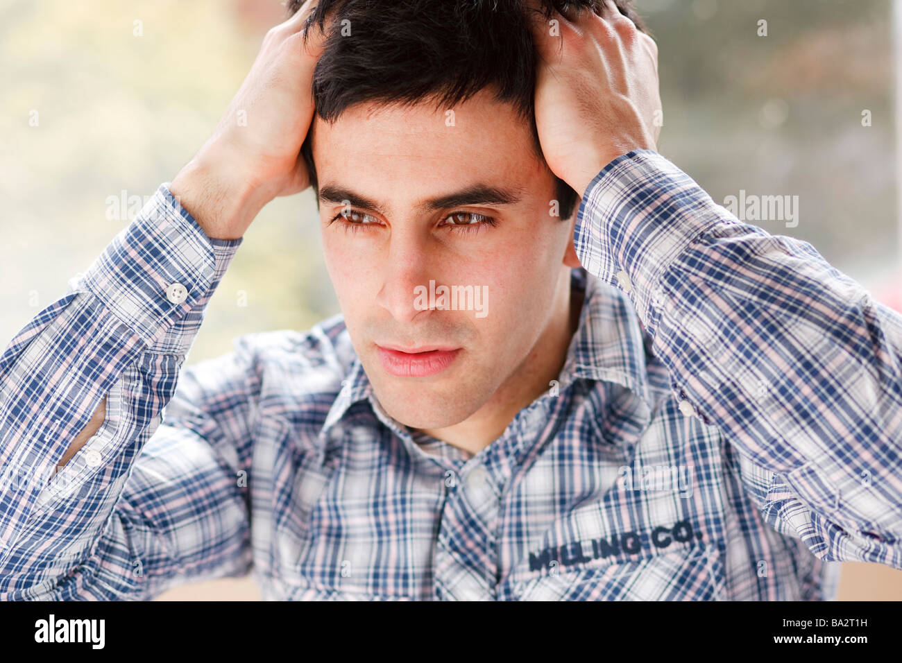 Uomo con il mal di testa Foto Stock