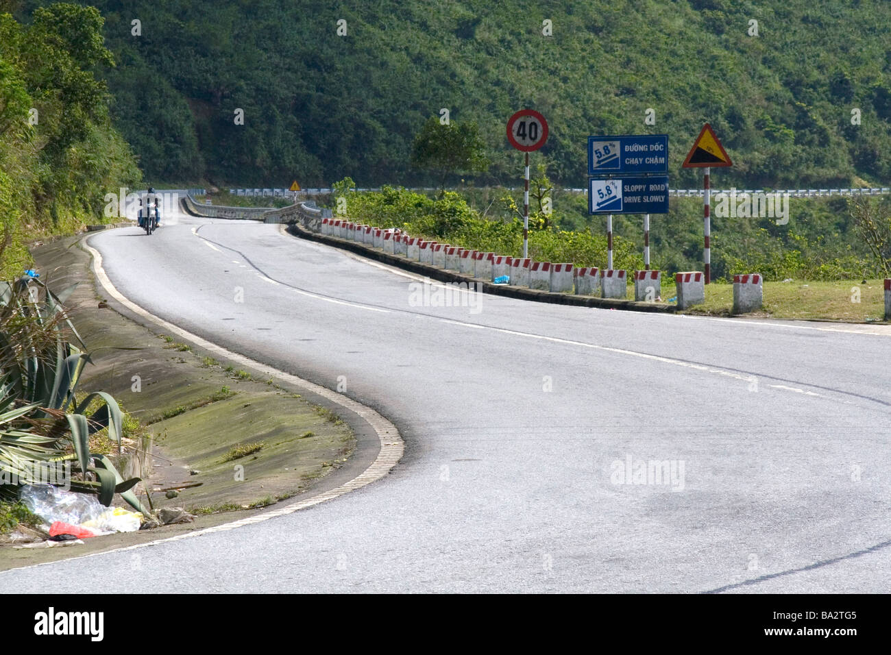 Motociclo viaggia su Hai Van Pass in Vietnam Foto Stock