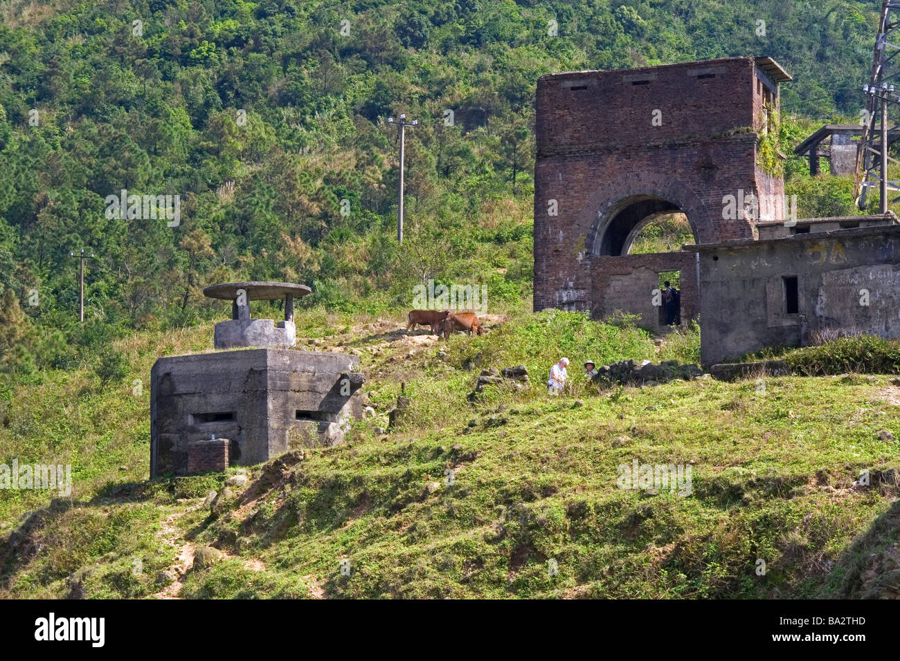 Vietnamita bunker militare lungo il Hai Van Pass in Vietnam Foto Stock