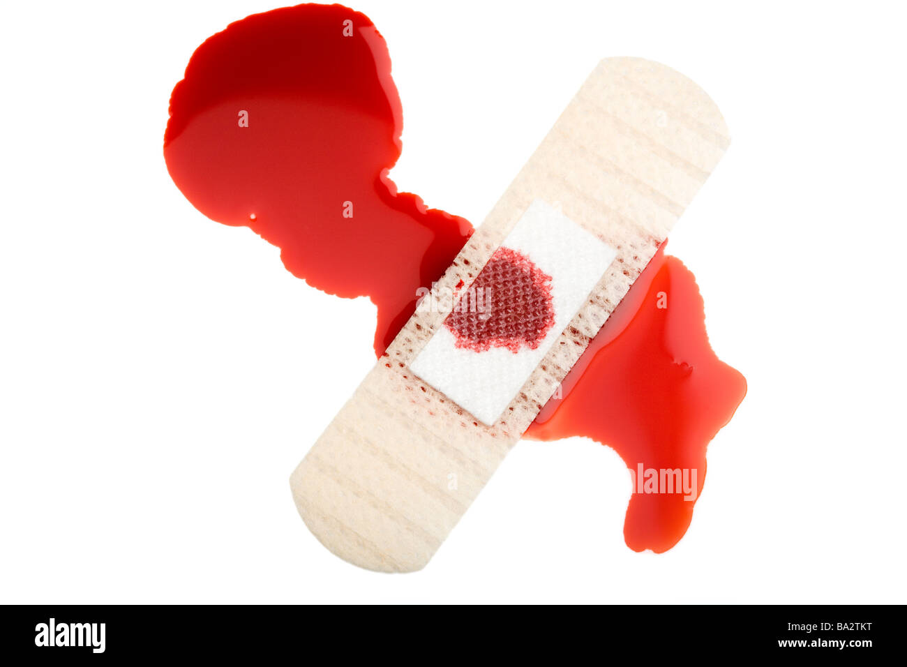 Il sangue che scorre su un cerotto o aiuti di banda Foto Stock
