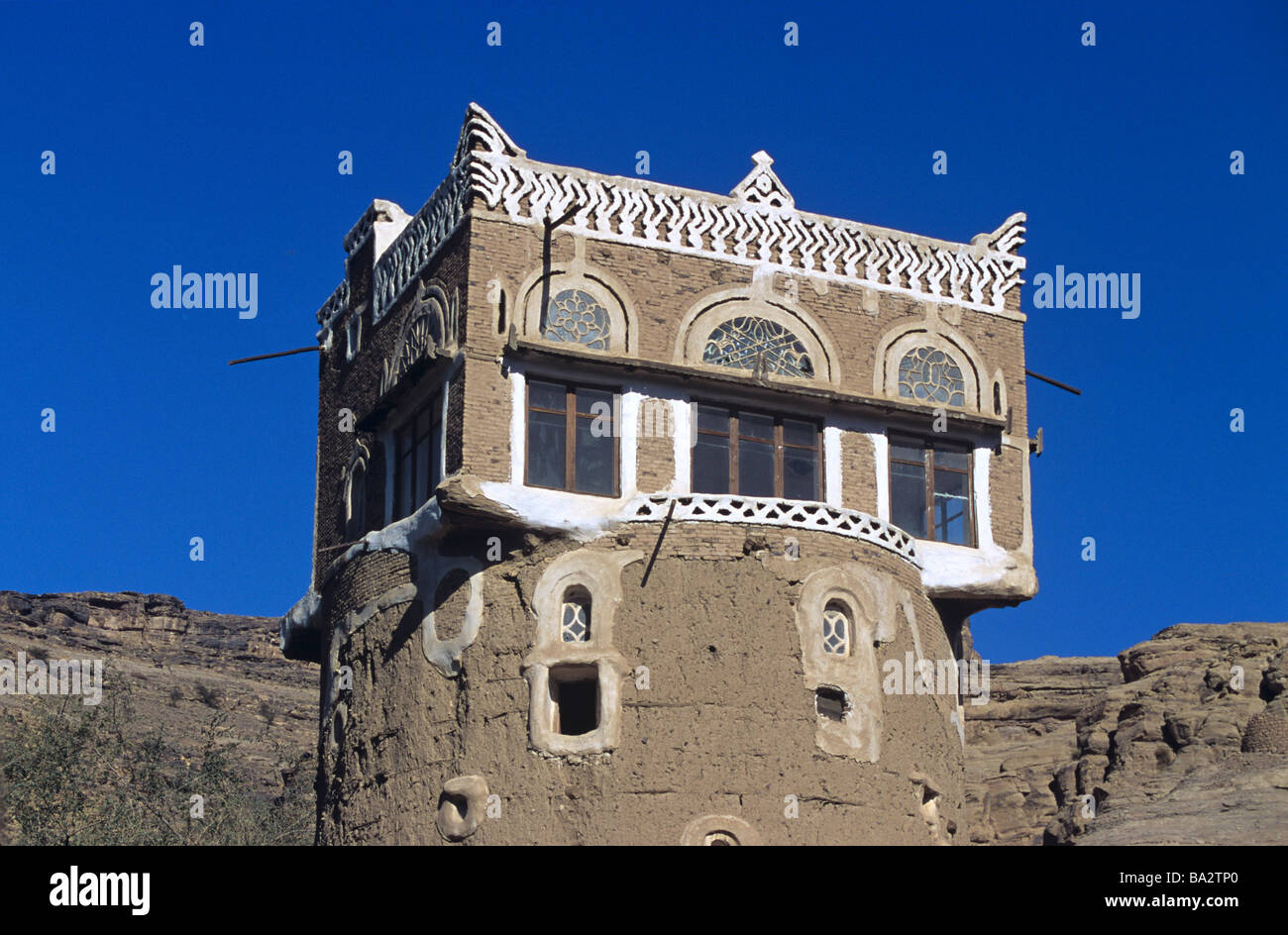 Stanza quadrata sulla parte superiore del Round Adobe Mattone di fango terra Tower House, Wadi Dhar o Dhahr, vicino a Sana'a o San'a, Yemen Foto Stock