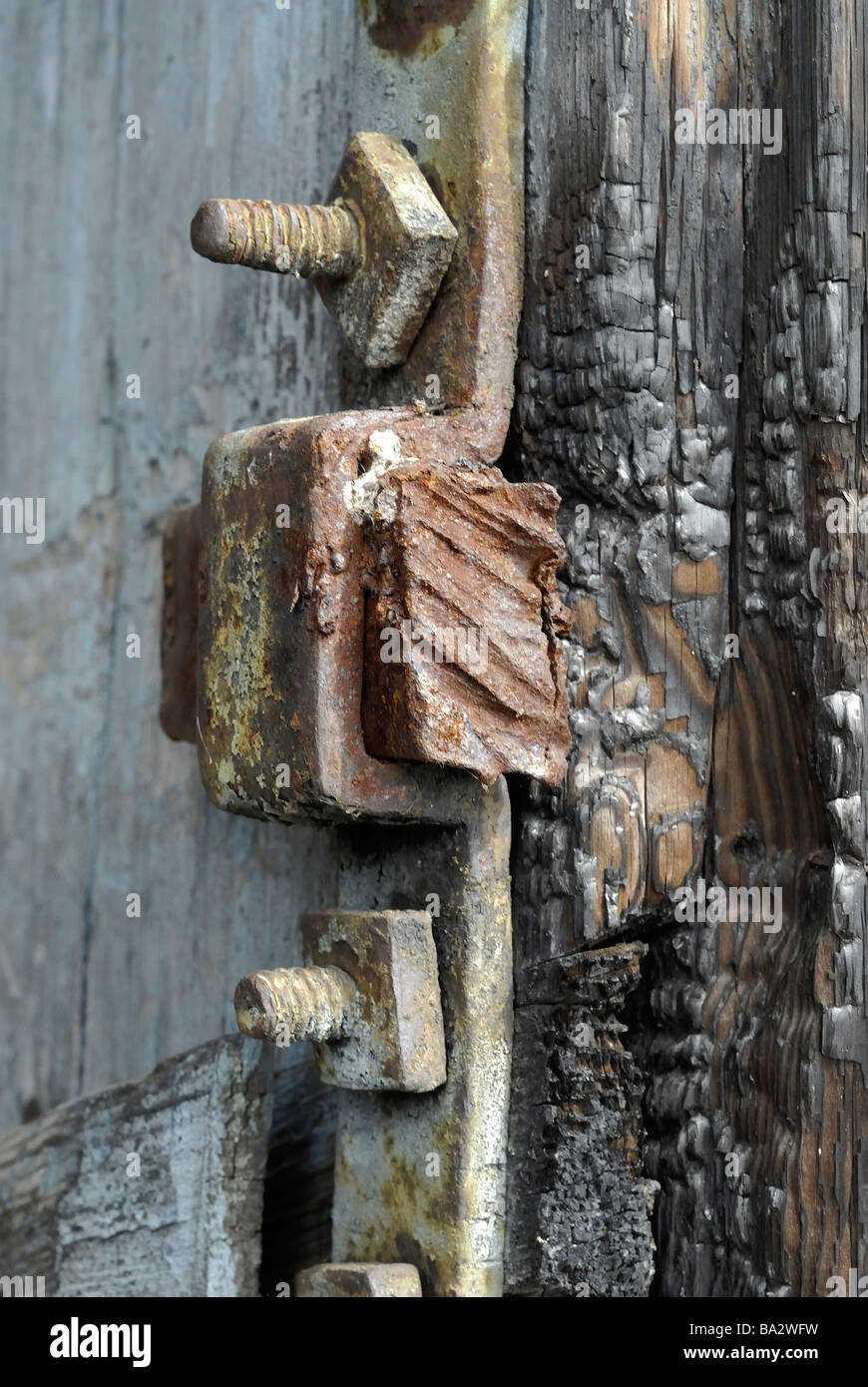 Bloccare sulla vecchia chiesa distrutta porta Foto Stock
