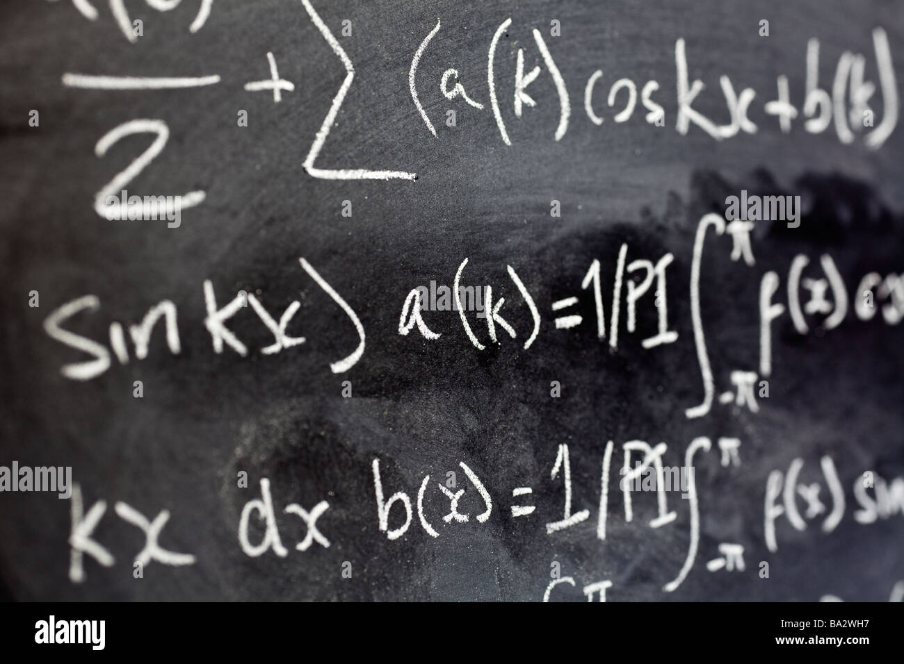 Primo piano delle equazioni matematiche somma della formula scritta su una lavagna in una classe da vicino Foto Stock