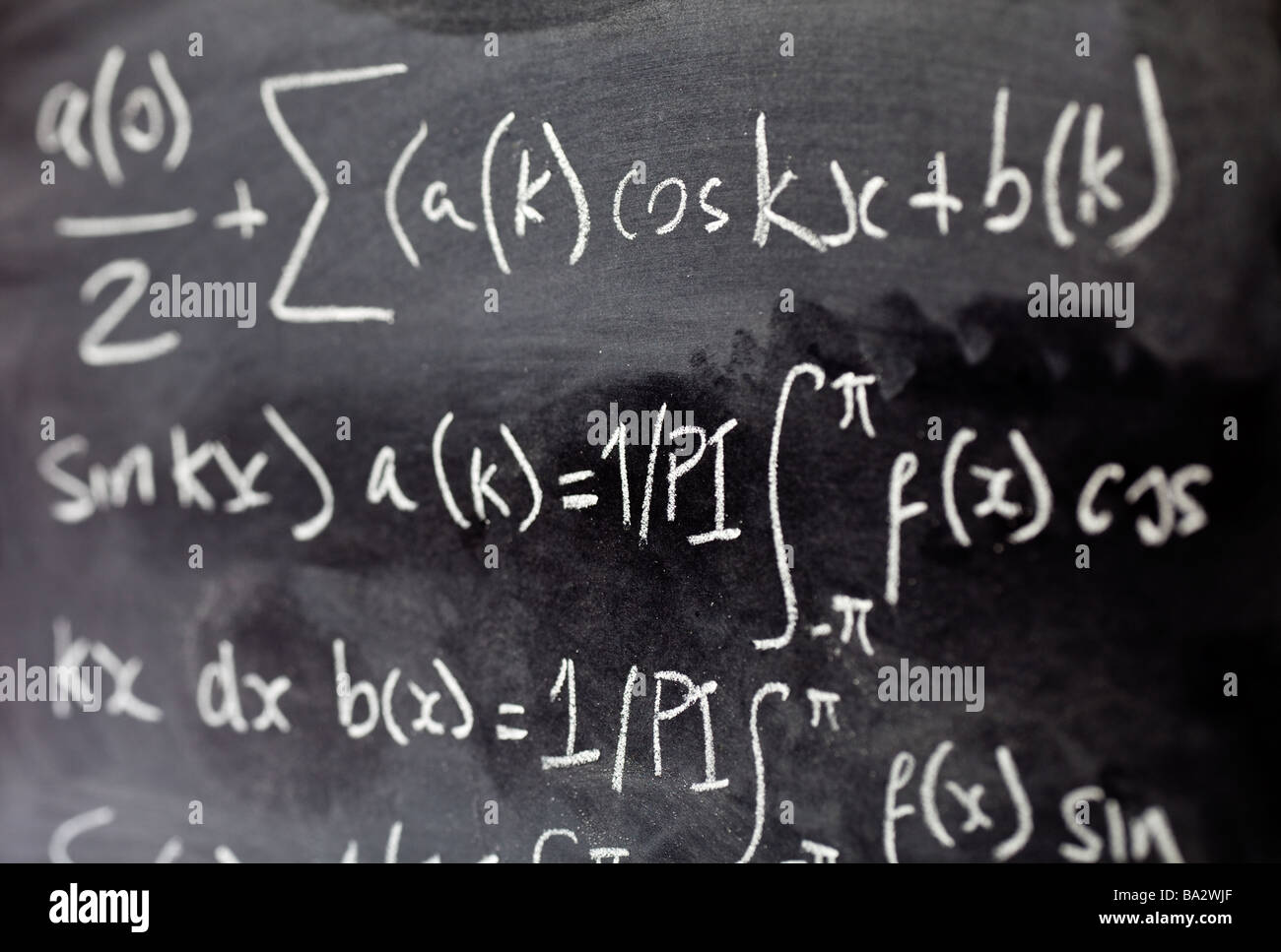 Formula delle equazioni matematiche somma scritta su una lavagna in una classe da vicino Foto Stock