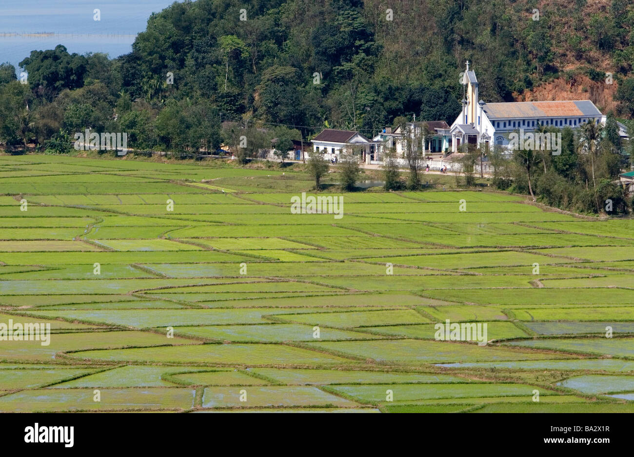 Chiesa cattolica e risaie a sud di Hue Vietnam Foto Stock