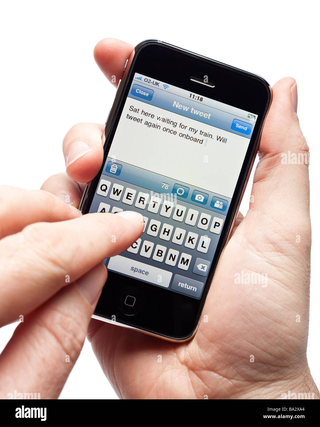 La scrittura di un tweet su Twitter mobile applicazione su uno smartphone elegante telefono cellulare telefono cellulare Foto Stock