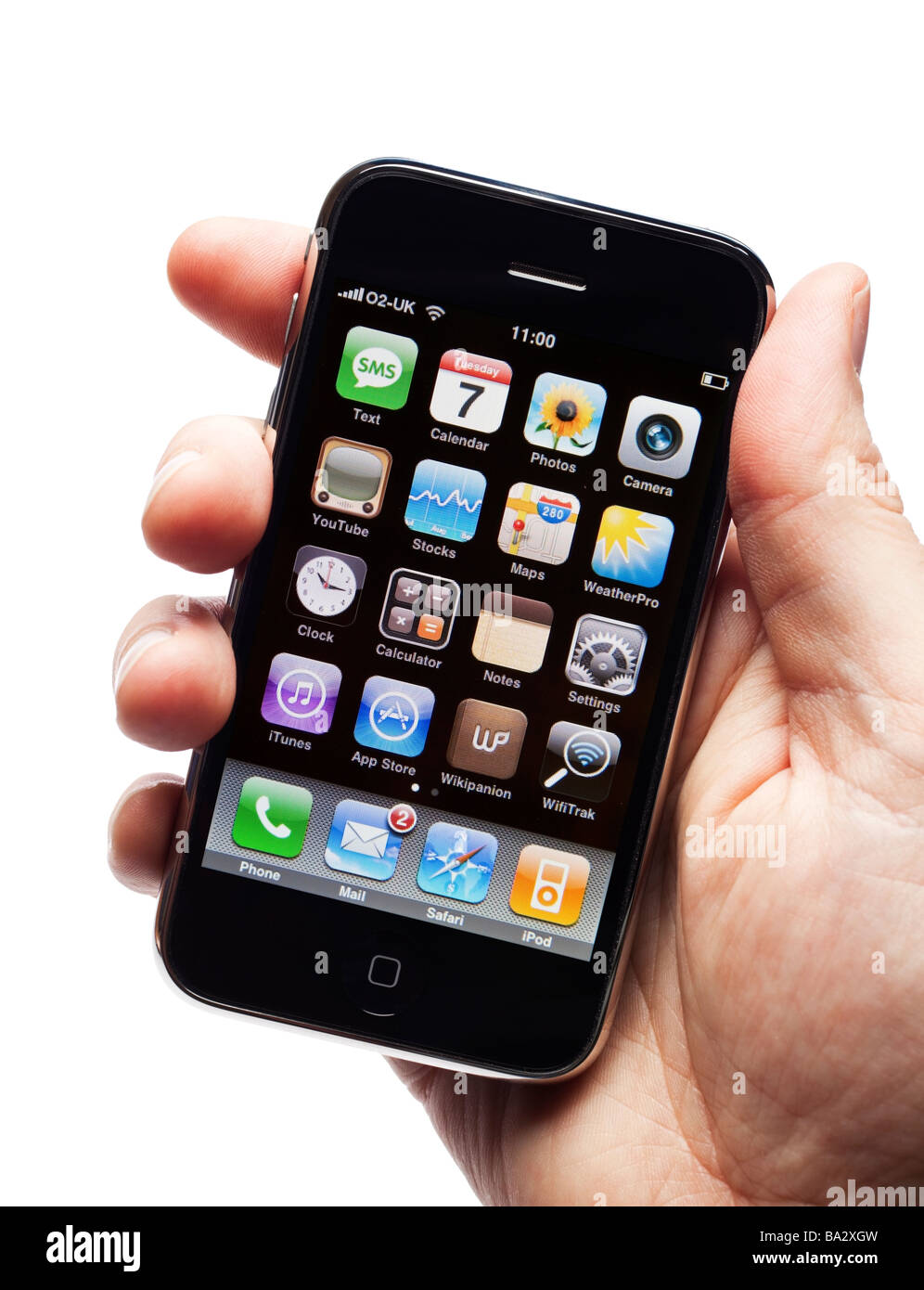 Maschio lato tiene iPhone cellulare smartphone smart phone che mostra la schermata delle applicazioni Foto Stock