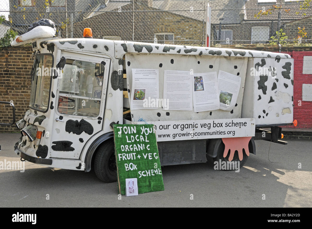 Annuncio sul lato di un furgone per un organico di frutta e verdura casella Schema Stoke Newington Farmers Market Londra Inghilterra REGNO UNITO Foto Stock