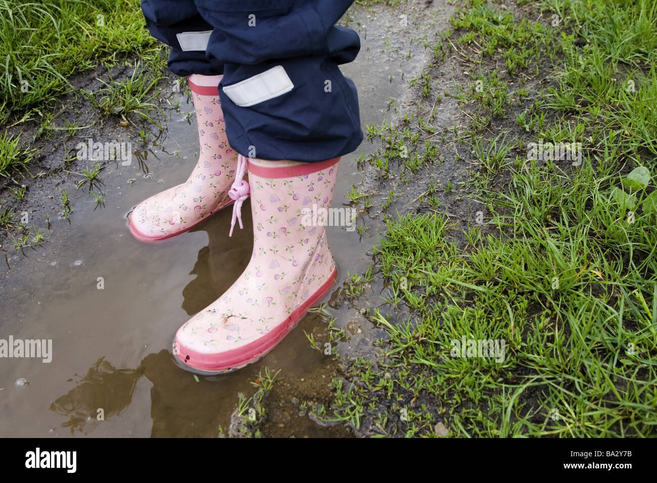 Via ragazze dettaglio gambe stivali di gomma pozza di serie viene lungo la  gente bambino antipioggia rain-Calzature scarpe e stivali fiore  rosa-pattern Foto stock - Alamy