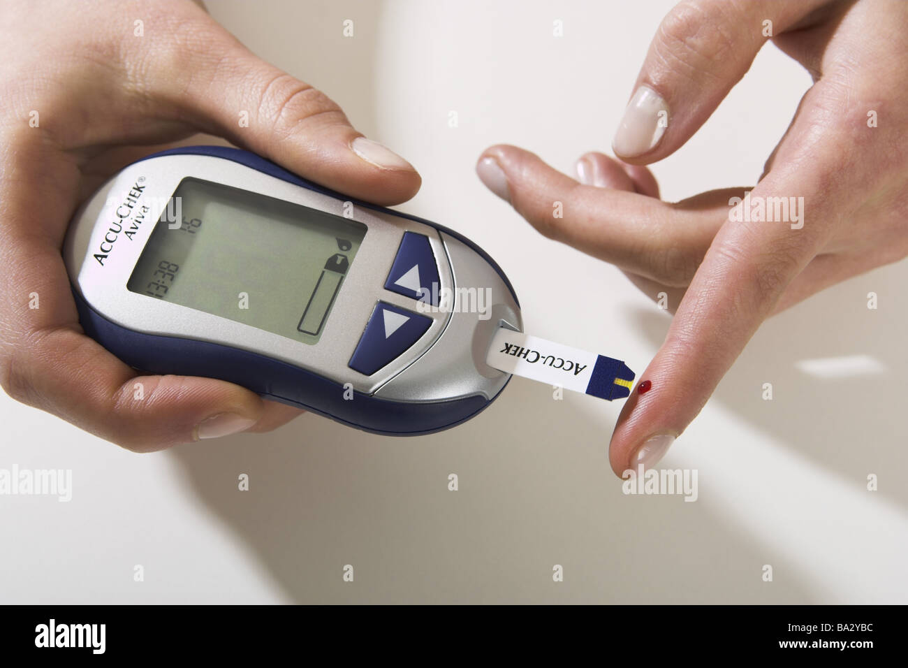 Dettaglio diabetico dita di mani di sangue-gocce di sangue-zucchero-strumento di misurazione della glicemia misurazione di alcuna proprietà di serie di rilascio Foto Stock