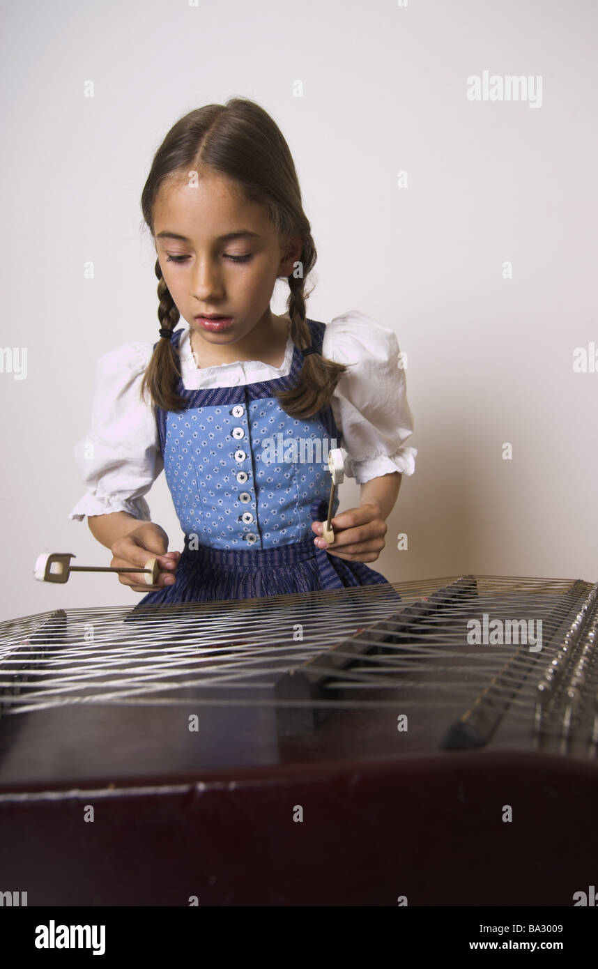 Ragazze tagliere semi-ritratto serie play persone bambino-ritratto bambino 8-10 anni bruna con i capelli lunghi trecce ben vestito con grembiule Foto Stock