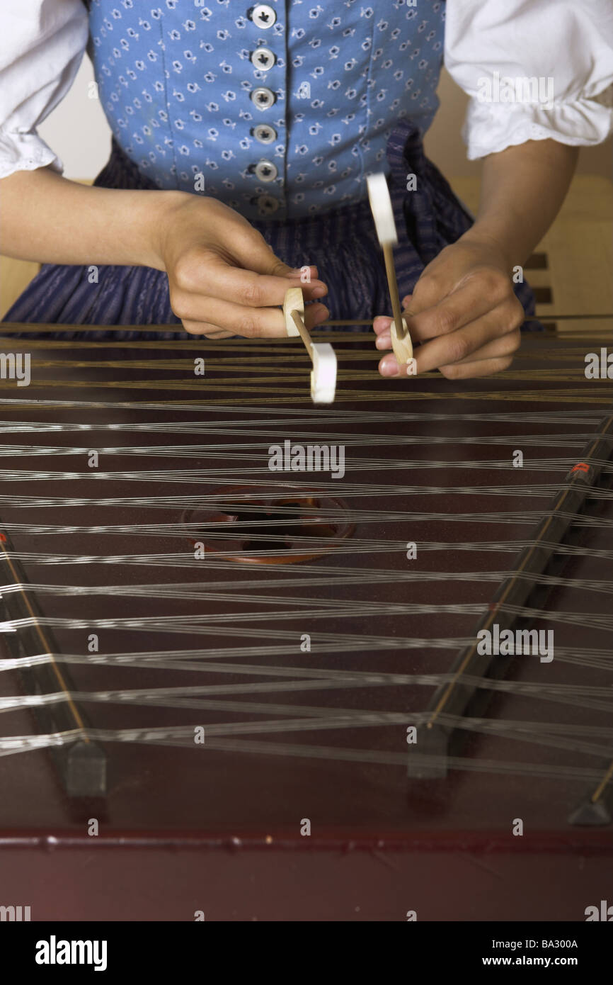 Ragazze dettaglio mani tagliere serie play people bambino 8-10 anni Dirndl bavarese musica strumenti-strumenti rende la musica Foto Stock