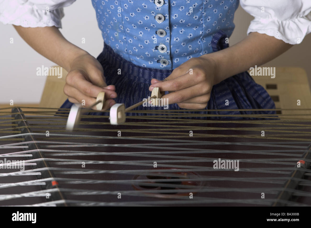 Ragazze dettaglio mani tagliere serie play people bambino 8-10 anni Dirndl bavarese musica strumenti-strumenti rende la musica Foto Stock
