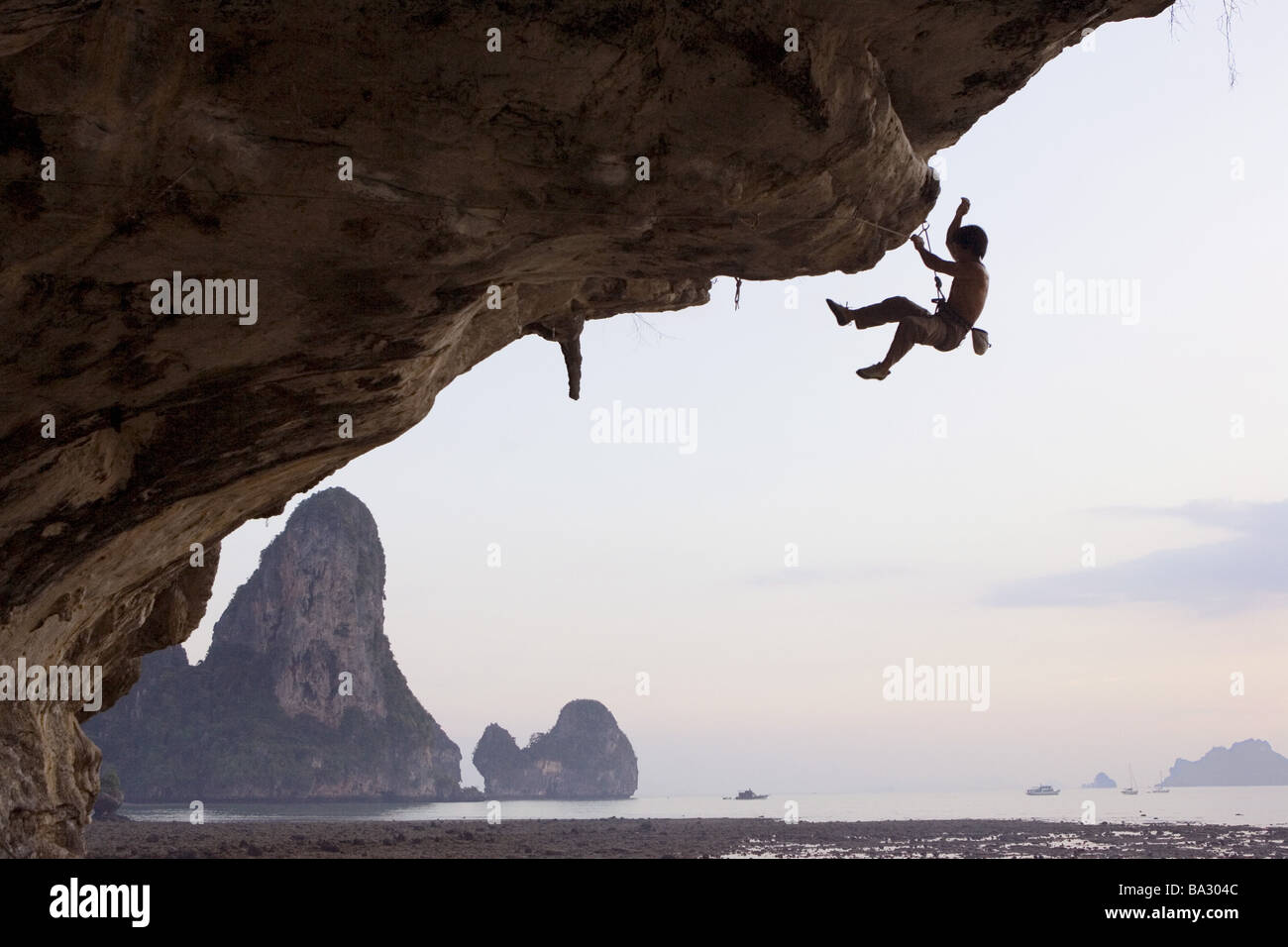 Tailandia Krabi Railay Beach rock-sporgenza silhouette alpinisti twilight serie Asia sud-est-Asia coast Foto Stock