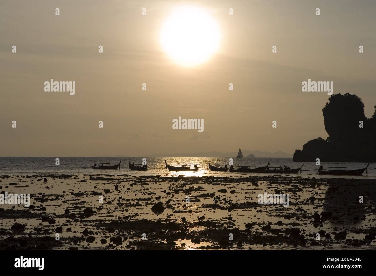 Tailandia Krabi suono Sai Beach sunset Asia sud-est-Asia destinazione spiaggia sabbiosa spiaggia mare oceano Indiano Andamansee Foto Stock