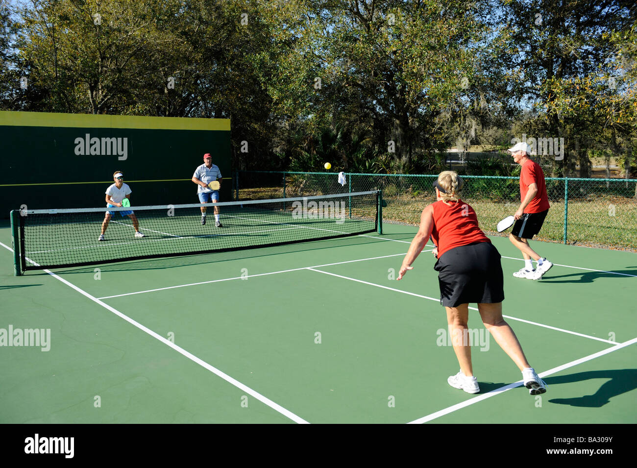 I cittadini anziani competere nel gioco di Pickleball nella Senior Olimpiadi dello stato vicino a Napoli Florida Foto Stock