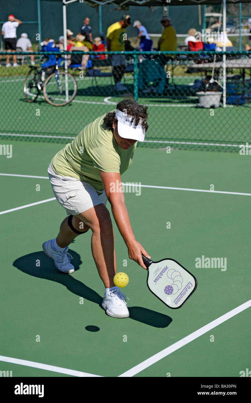 I cittadini anziani competere nel gioco di Pickleball nella Senior Olimpiadi dello stato vicino a Napoli Florida Foto Stock