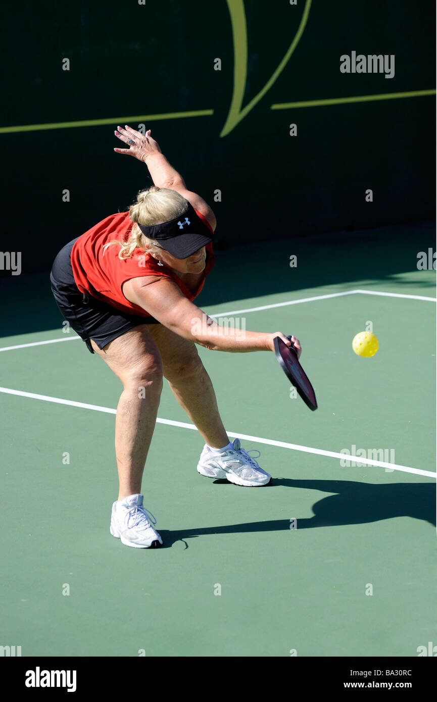 I cittadini anziani competere nel gioco di Pickleball nella Senior Olimpiadi dello stato vicino a Napoli Florida Foto Stock