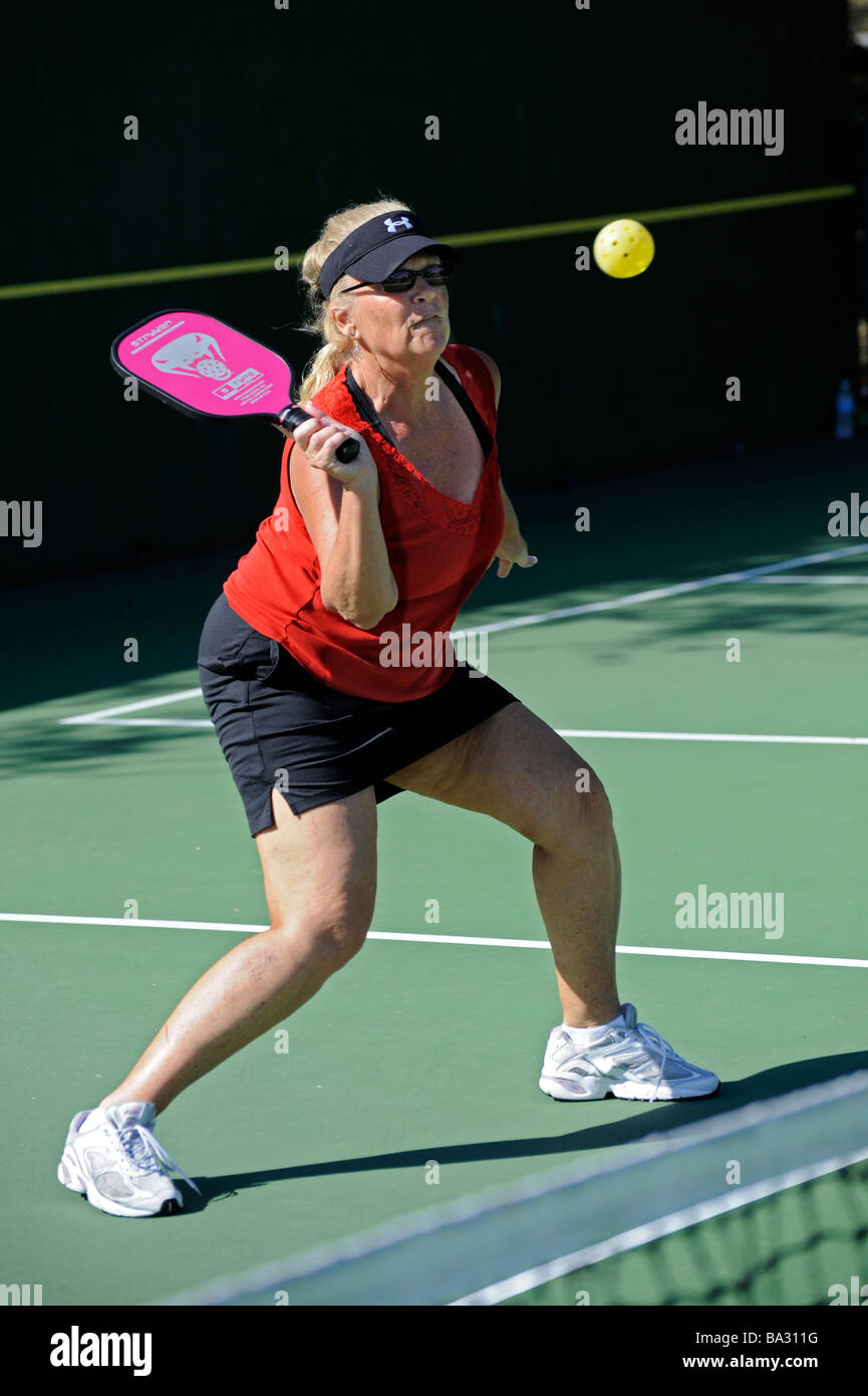 I cittadini anziani competere nel gioco di Pickleball nella Senior Olimpiadi dello stato vicino a Napoli Florida Foto Stock