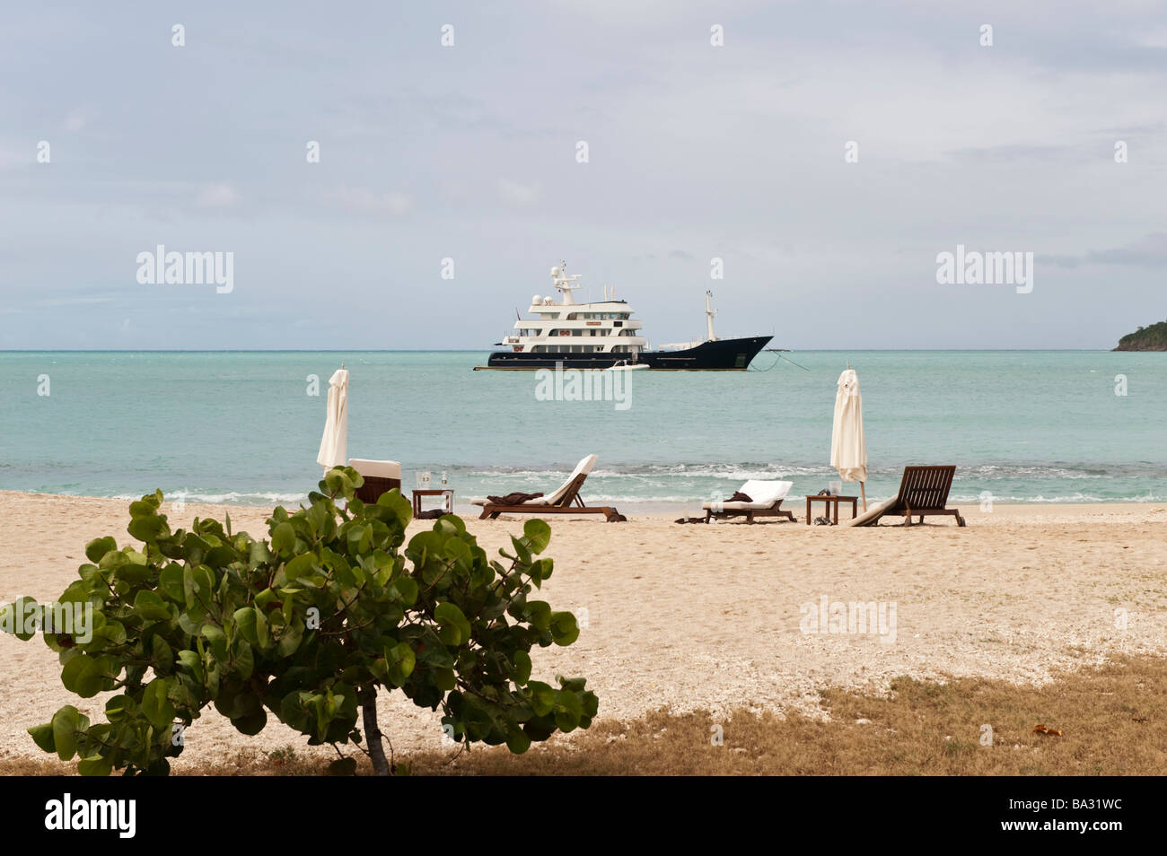 Grande Aron al di ancoraggio in Hermitage Bay dall'hotel Foto Stock