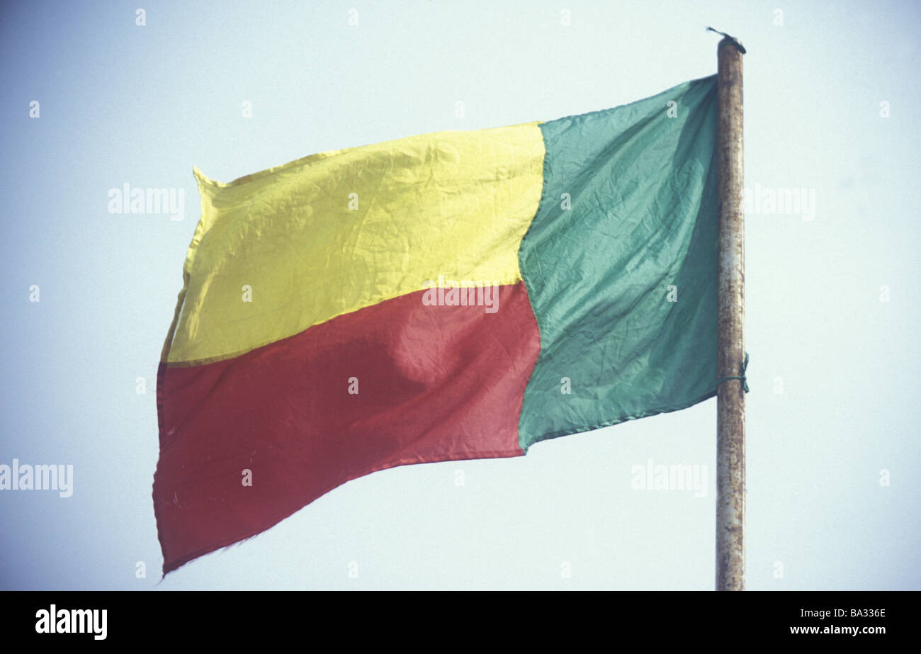 Pennone nazionale-flags Benin nero Africa Africa-bandiera pennone bandiera ensign razionale-colori giallo rosso verde il vento soffia arioso Foto Stock